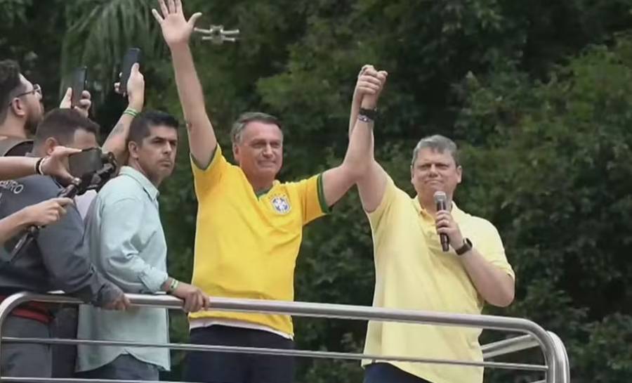 Direita troca agenda pelo #FreeBolsonaro 